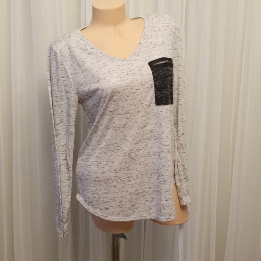Forever 21 Gray Top with Black Zipper Pocket M